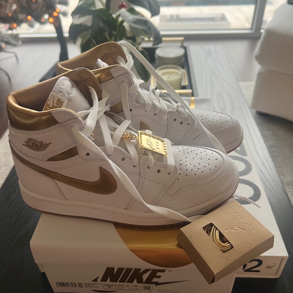 Air Jordan 1 Retro High OG "White and Gold" Women's Shoes